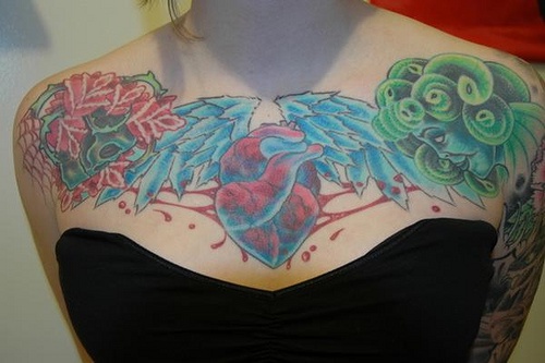 胸部神奇的心脏翅膀与恶魔纹身图案