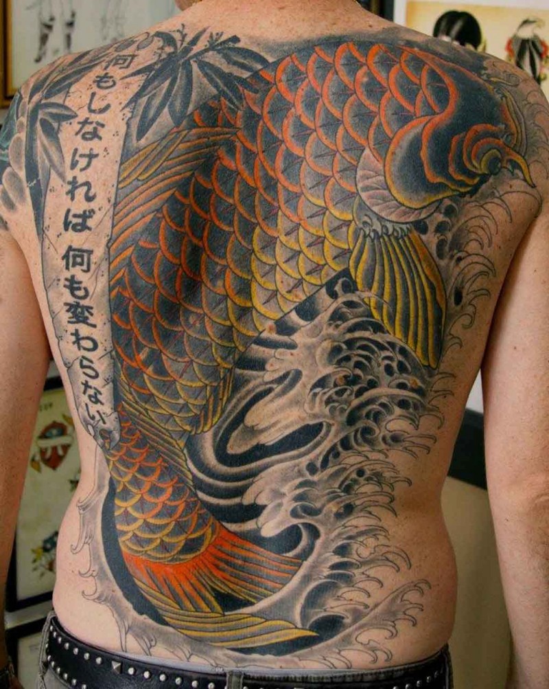 背部大型的彩色锦鲤纹身图案