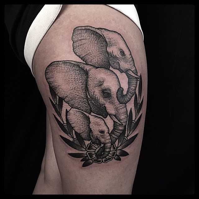 大腿雕刻风格黑色大象家庭纹身图案