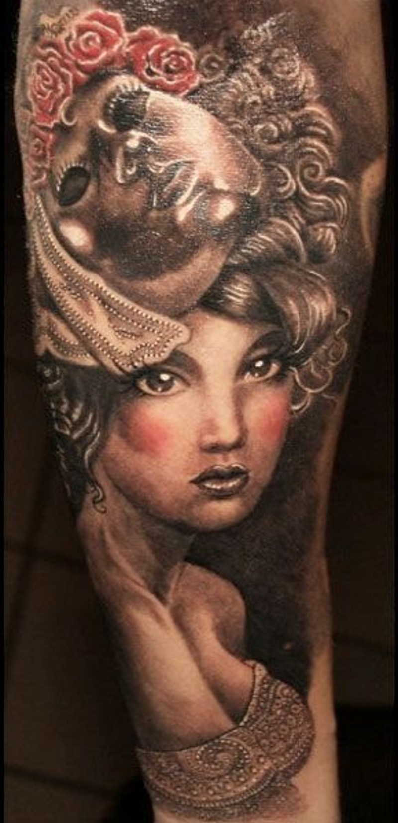 手臂惊人的女生肖像和面具彩绘纹身图案