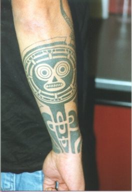 手臂奇怪的部落图腾脸纹身图案