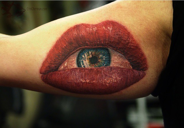 血红的嘴唇和和眼球组合大臂纹身图案