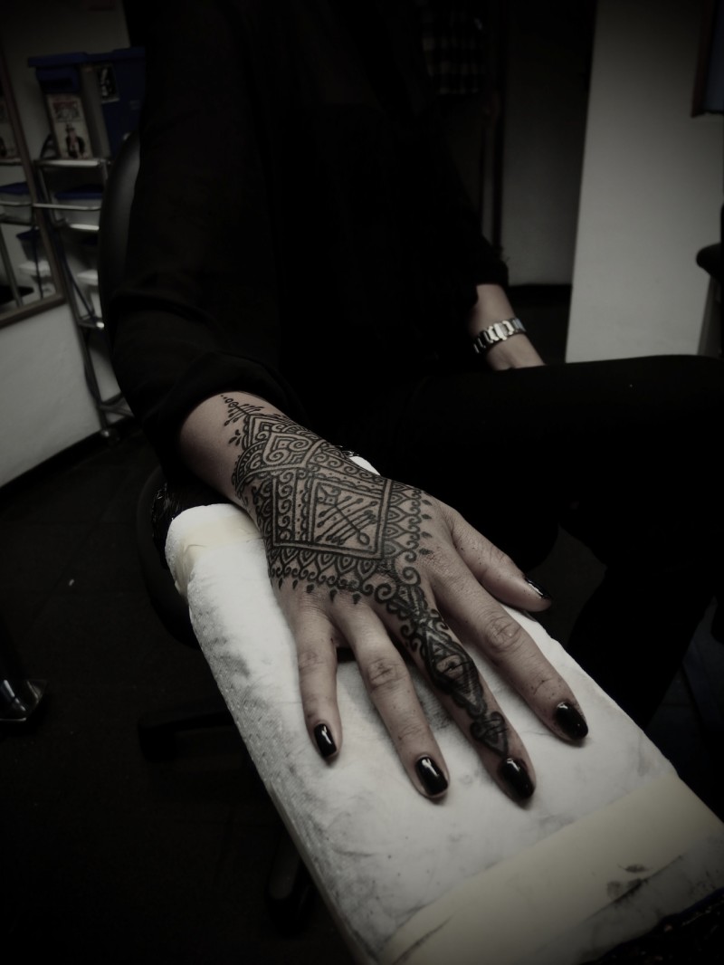 手背美丽的黑色印度风格海娜纹身图案