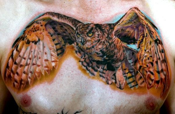胸部霸气的写实飞行猫头鹰纹身图案