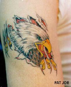 手臂彩色撕皮鹰头纹身图案