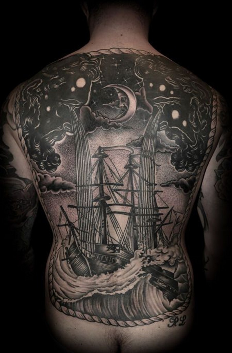 背部惊人的大规模海上帆船纹身图案