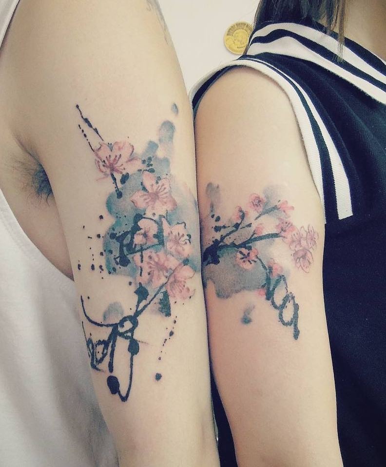 情侣手臂亚洲风格漂亮的花朵彩绘纹身图案