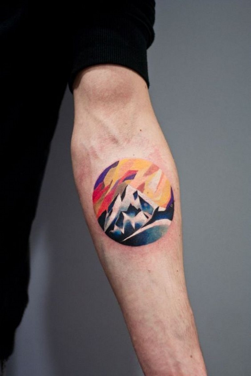 手臂可爱的彩色小圆形山脉纹身图案