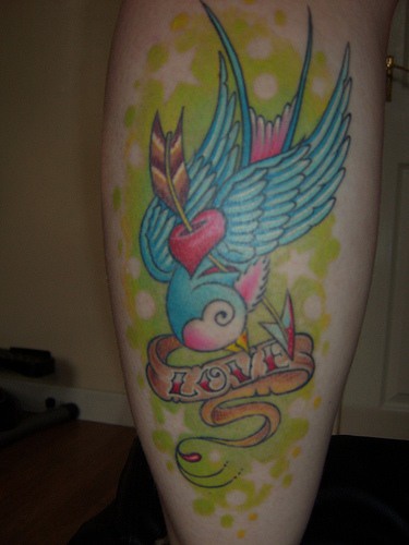 小腿蓝色的燕子和心形字母箭纹身图案