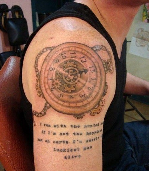 大臂写实的老式时钟和字母纹身图案