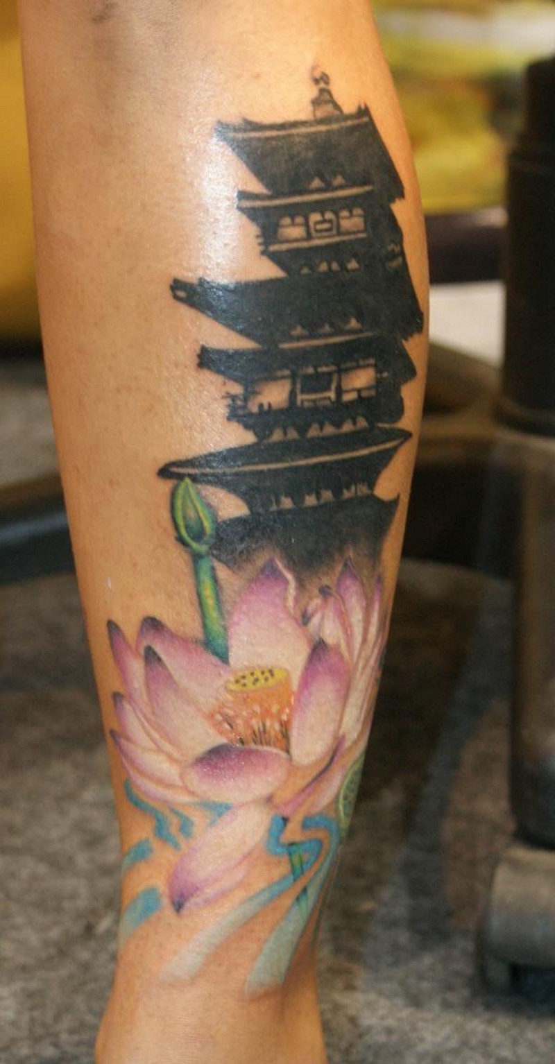 小腿黑色亚洲寺庙和彩色莲花纹身图案
