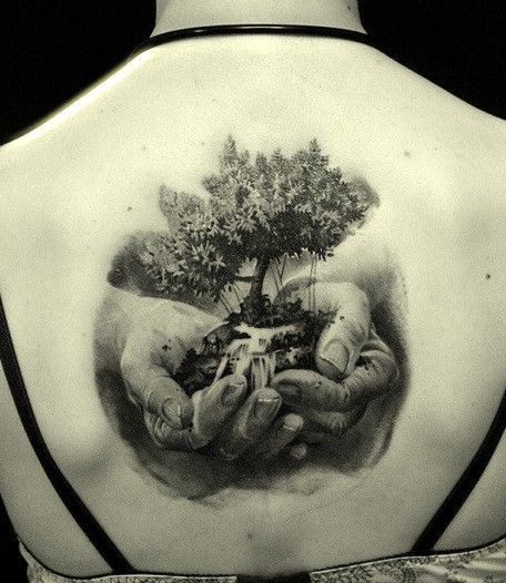 背部手上的大树写实纹身图案