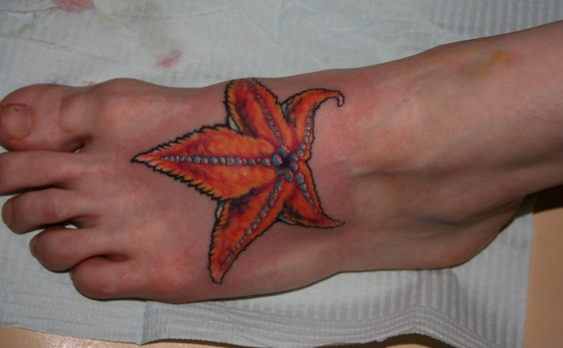 脚背橙色的离开形状海星纹身图案