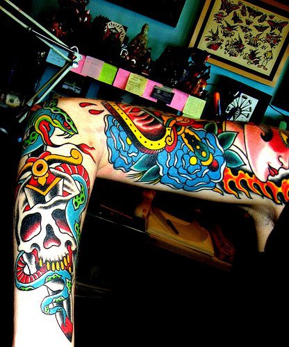 old school骷髅蛇和花朵彩绘手臂纹身图案