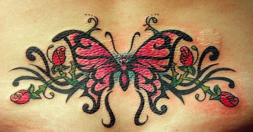 腰部明亮如画的蝴蝶和玫瑰纹身图案