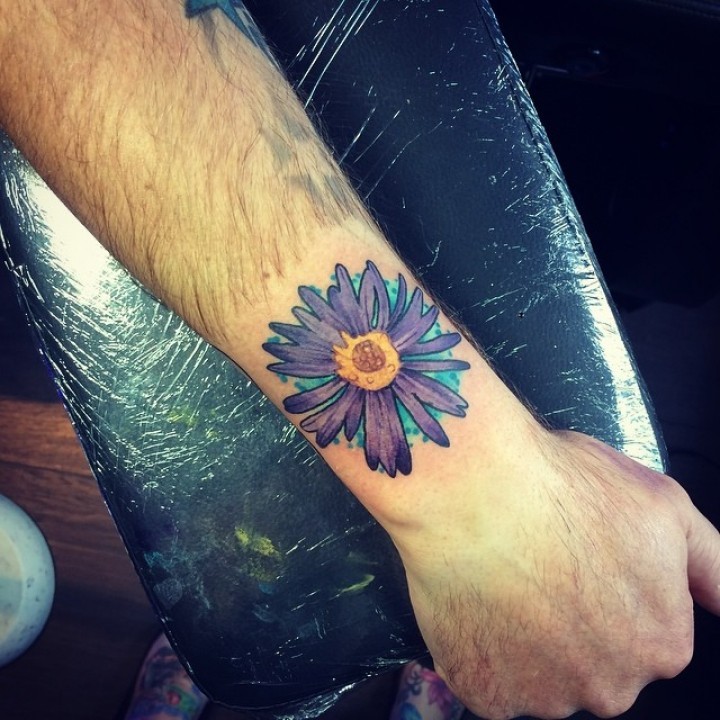 手臂美丽的紫色太阳花纹身图案