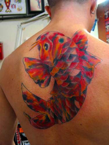 背部五颜六色的锦鲤鱼纹身图案