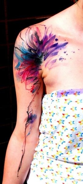 手臂漂亮的水彩泼墨花卉纹身图案