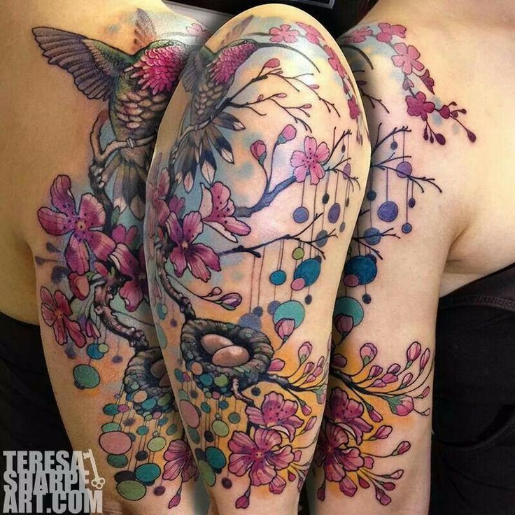 大臂逼真多彩的蜂鸟花朵纹身图案