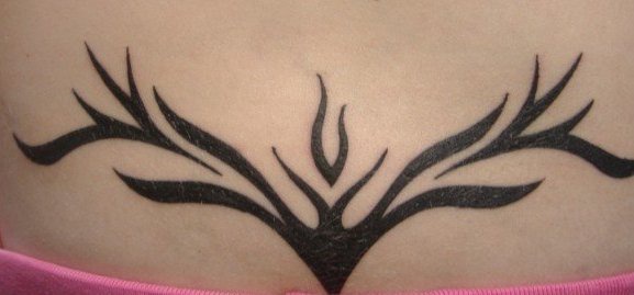 背部黑色的部落图腾树纹身图案