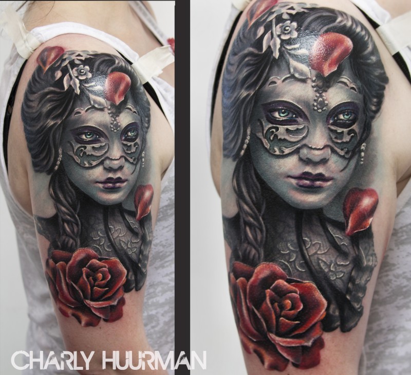 大臂彩色面具美女和玫瑰纹身图案
