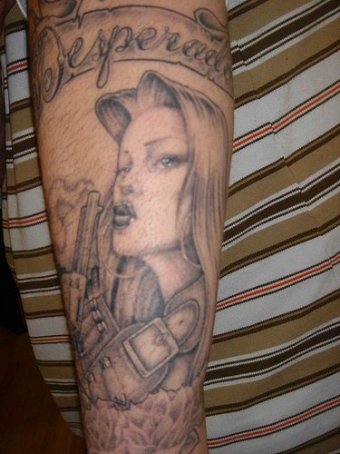 手臂美丽的女孩与武器纹身图案