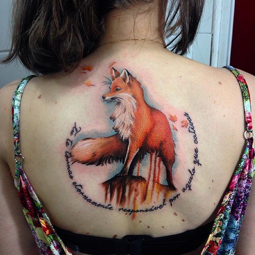 背部自然的彩色大狐狸和字母纹身图案