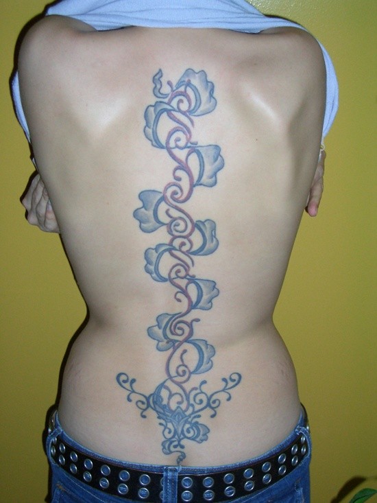 女生背部脊椎骨美丽的藤蔓纹身图案
