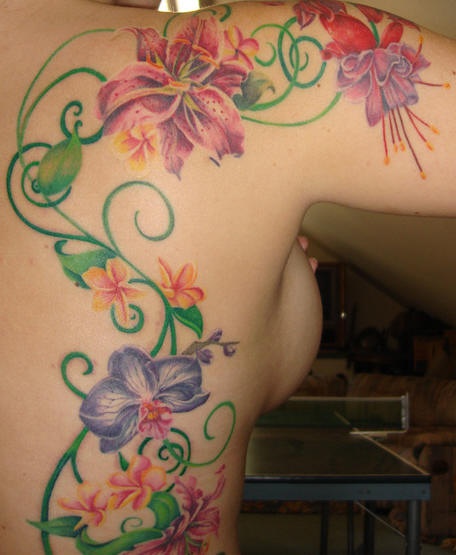 女生背部和手臂彩色藤蔓花朵纹身图案