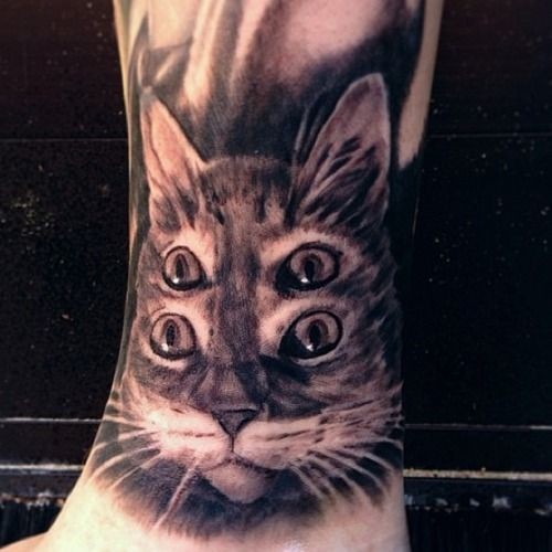 脚踝怪异的四眼猫纹身图案