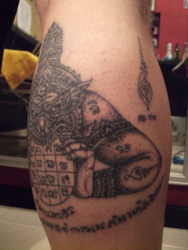 小腿怪物和轮盘字符纹身图案