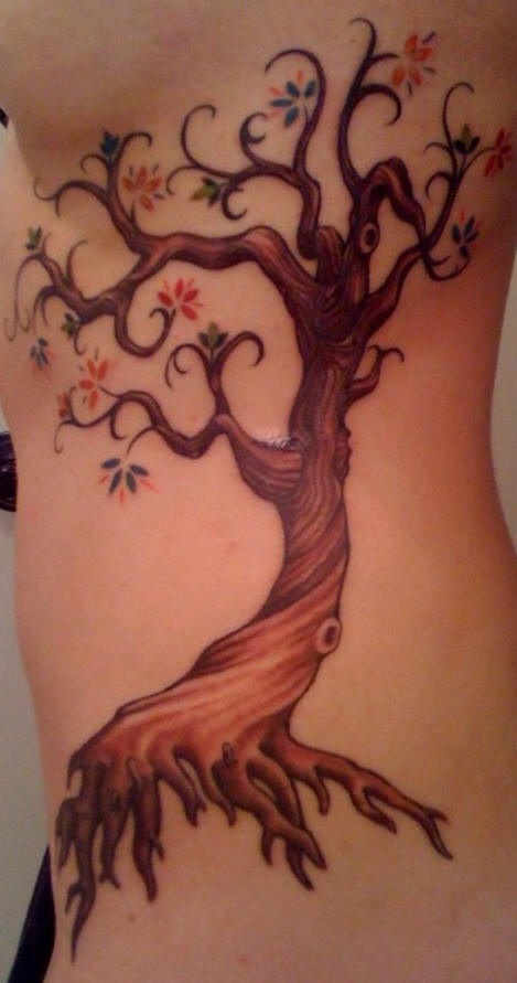 侧肋美丽的小花朵树纹身图案
