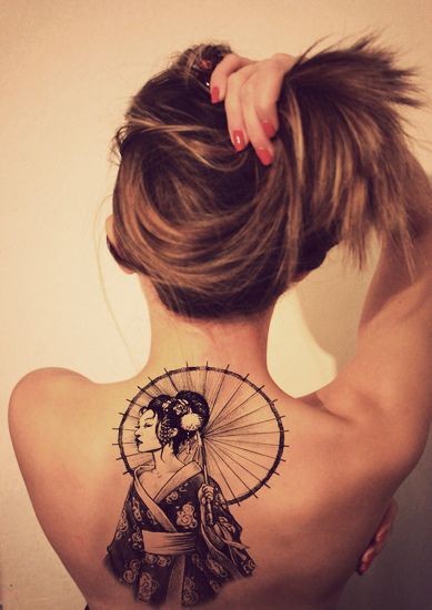 女生背部亚洲风格黑白艺妓纹身图案