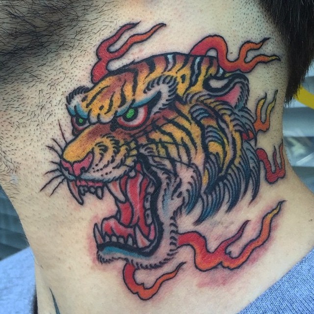 颈部亚洲风格愤怒咆哮的虎头彩色纹身图案