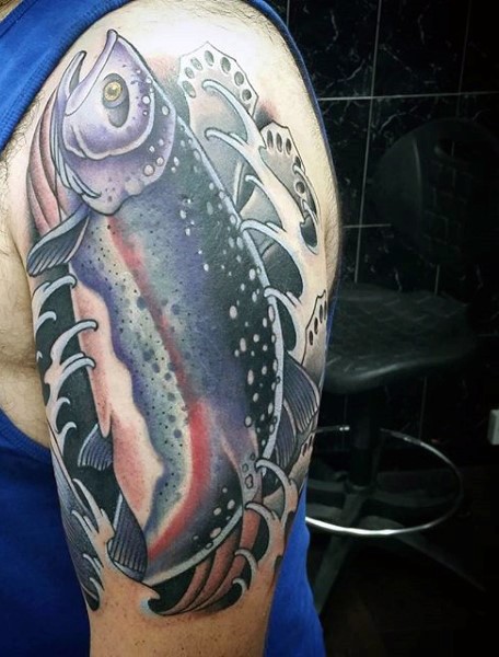 大臂非常漂亮的彩绘大鱼纹身图案