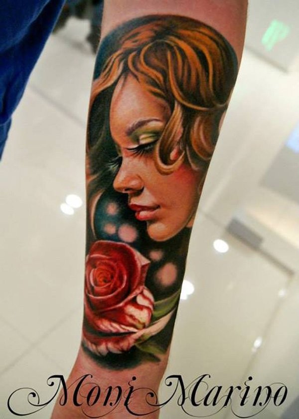 非常美丽的女人肖像与玫瑰手臂纹身图案