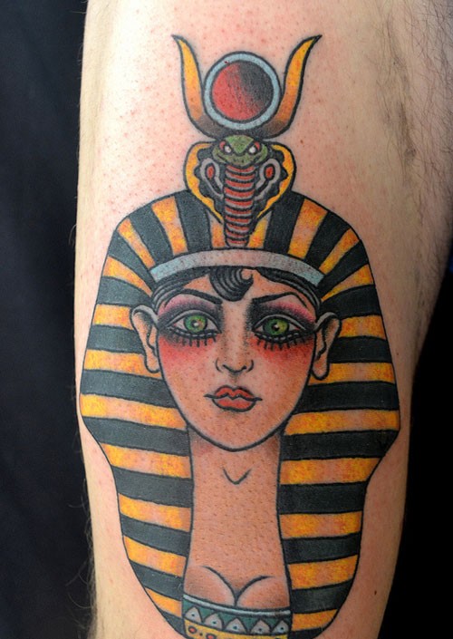 手臂上的彩色埃及神像纹身图案