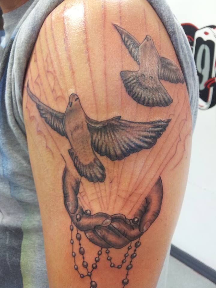 大臂黑白鸽子和手串珠纹身图案