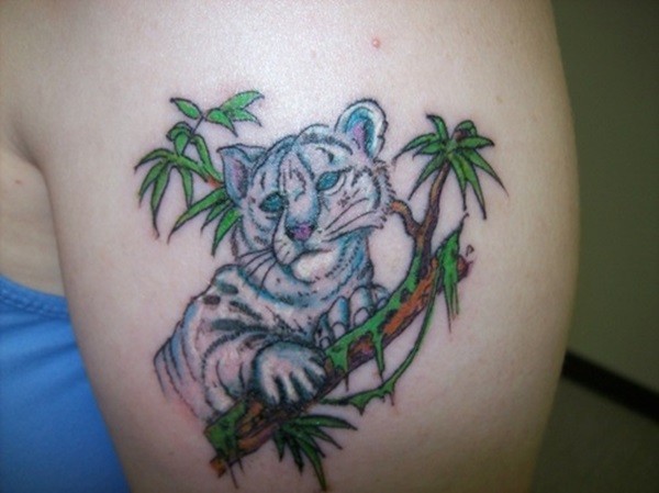 手臂有趣的卡通彩色白虎宝宝在树上纹身图案