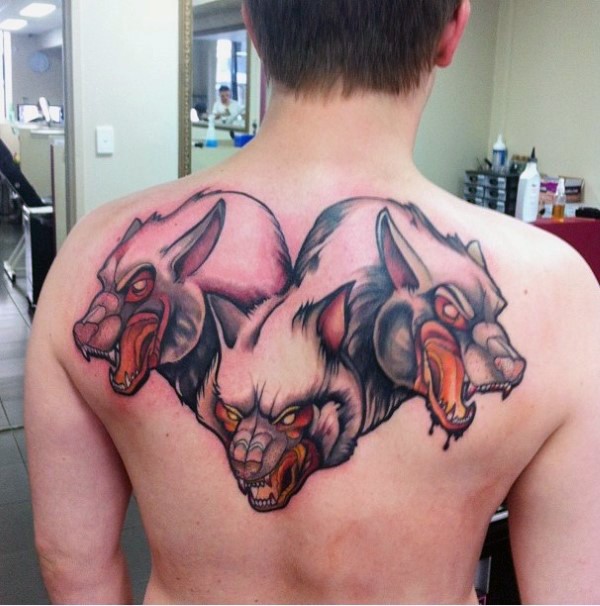 背部插画风格很酷的地狱犬纹身图案