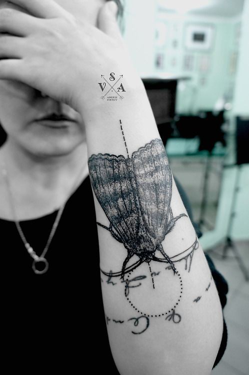 手臂自然的黑色昆虫个性纹身图案