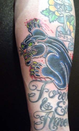 邪恶的黑豹和字母手臂纹身图案