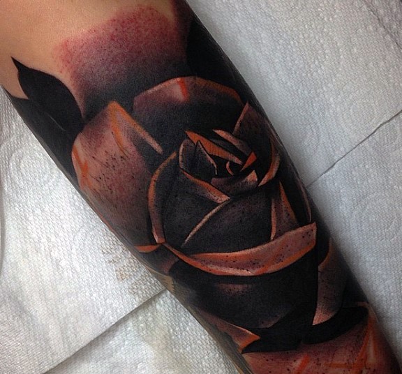 手臂独特的黑色玫瑰纹身图案