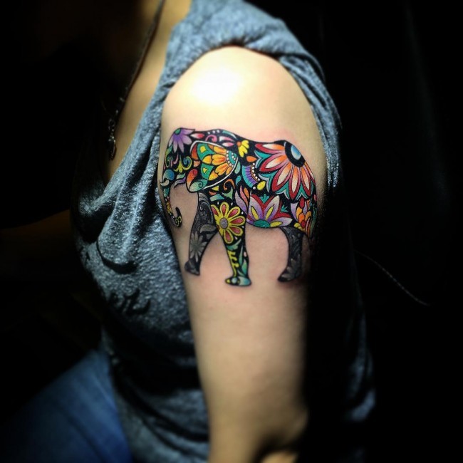 大臂可爱的彩色花朵组合大象纹身图案