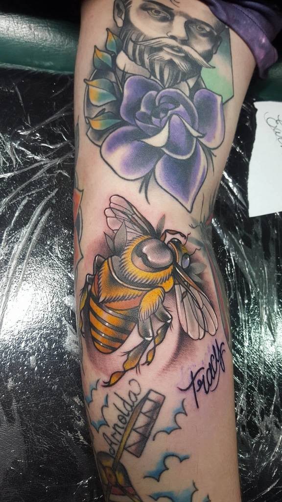 彩色蜜蜂与人肖像和花朵纹身图案