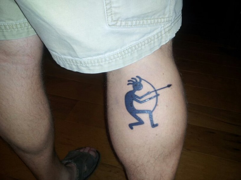 小腿简约的滑稽男子与弓箭纹身图案