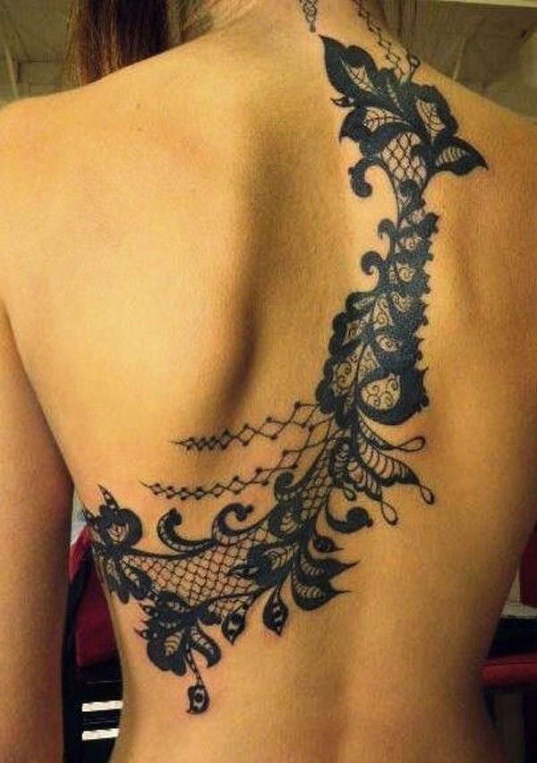背部令人难以置信的黑色蕾丝花卉纹身图案