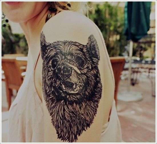 大臂黑色的熊头纹身图案