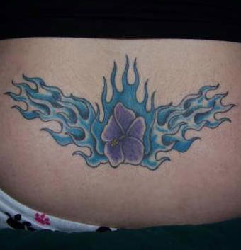 背部蓝色的火焰和紫色花朵纹身图案