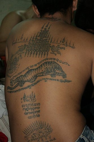 背部宗教字母符号和老虎纹身图案